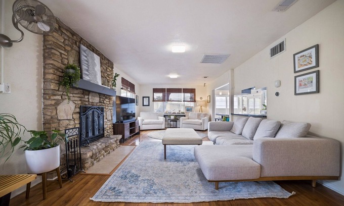 Leander Casa | Quiet & Cozy Retreat with Fireplace