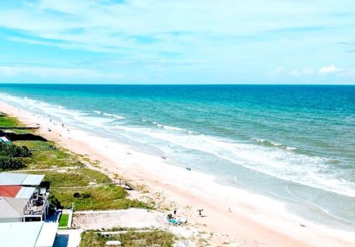 Seawinds Condo Apartamento | Quiet direct oceanfront 2 bed 2 bath condo w/pool