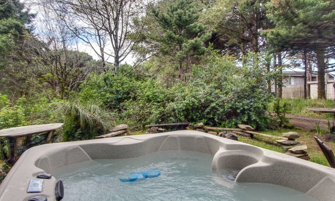 Tillicum Beach Casa | , Casa tranquilo agradable para perros con jacuzzi privado, patio trasero, y el camino a la playa