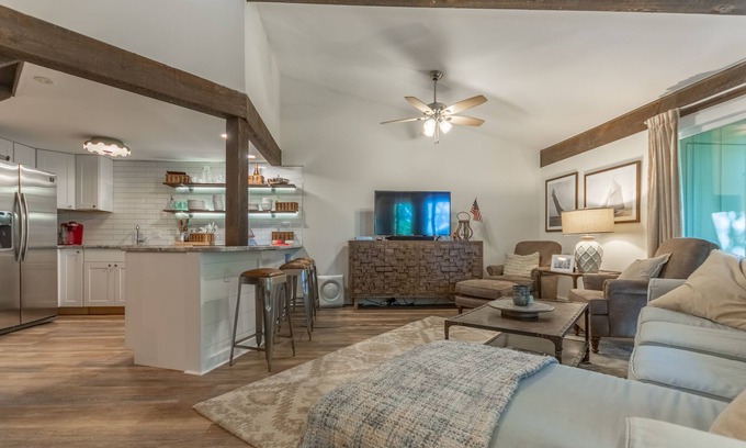 Fontana Condominio | Quiet Escape to Abbey Springs