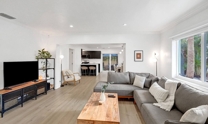 South Corals Casa | Quiet Escape | Private Yard/BBQ | Walk 2 Downtown