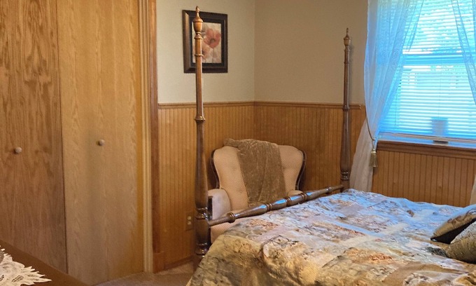 Russellville Casa | Quiet family space close to town. In walking distance of the baseball fields.