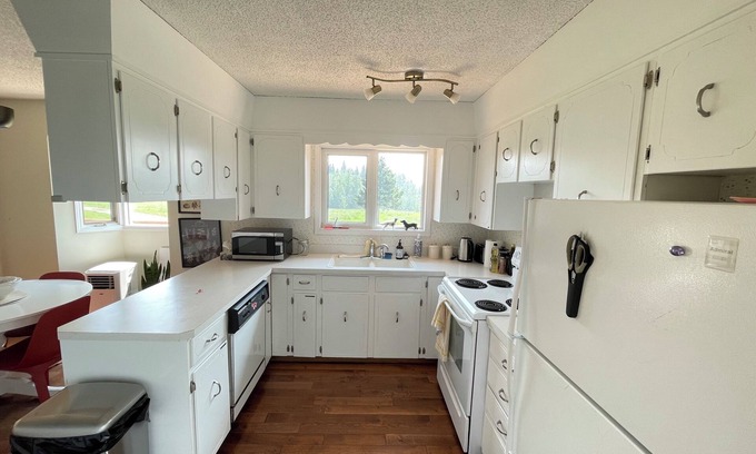 Alberta Otro | Quiet Farmhouse Acreage in Mountain View County AB