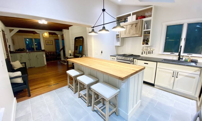 Roseland Casa | Quiet farmhouse with pond, trails, hot tub, close to skiing and breweries