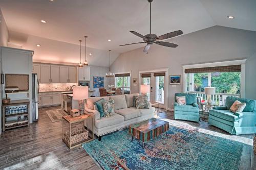 Dauphin Island Casa | Quiet Fishermans House with Hot Tub and Tropical Bar!
