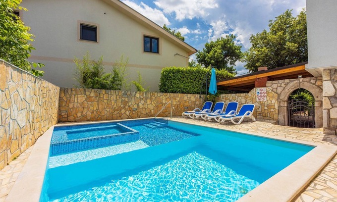 Grizane Apartamento | Piso tranquilo con barbacoa de carbón, piscina con función de hidromasaje, lavadora, secadora