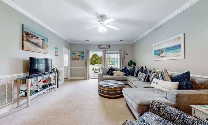 Central Myrtle Beach Condominio | Quiet golf community with security, covered balcony, W/D, AC, & pool access