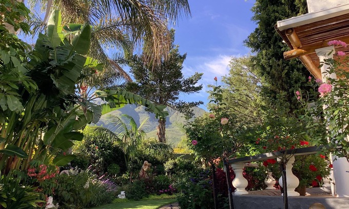 George Casa | Quiet guest house surrounded by nature.
