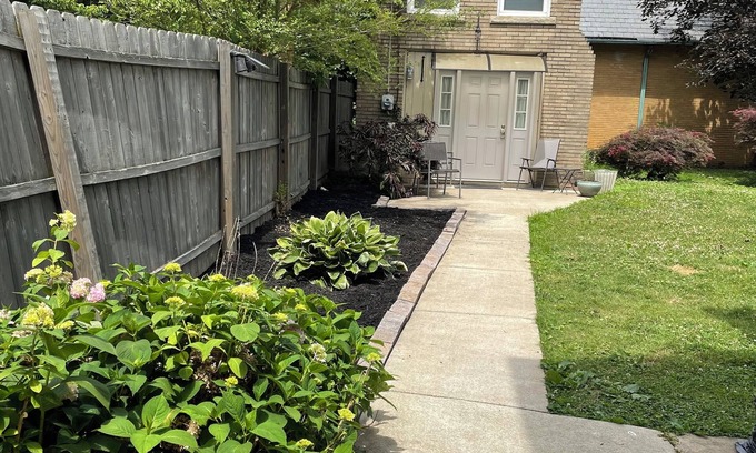 Charleston Cabaña | Quiet Guesthouse/Cottage in Historic East End of Charleston, WV. Pet Friendly!