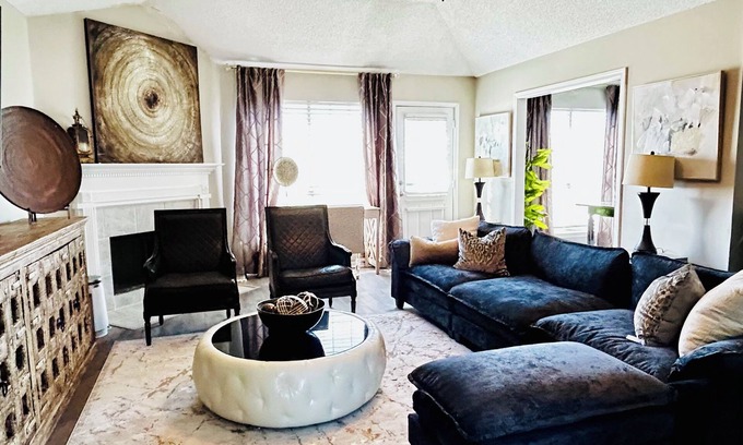 Memphis Casa | Quiet Hideaway with Spa Bath and stylish decor.