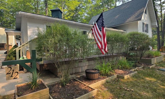 Higgins Lake Casa | Quiet Higgins Lake home close to ATV trail, Boat Launch, and Silver Dollar!
