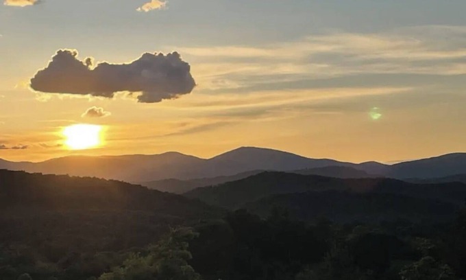 Newland Casa | Quiet hilltop home with decks & amazing view, right off Blue Ridge Parkway