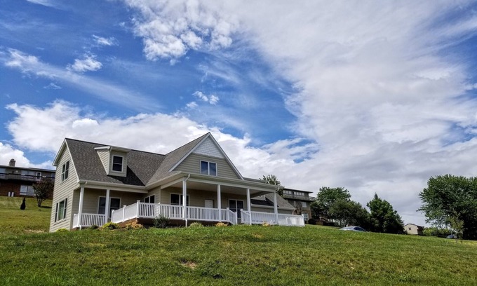 Harrisonburg Casa | Casa tranquila en Harrisonburg con espectaculares vistas del valle de Shenandoah.