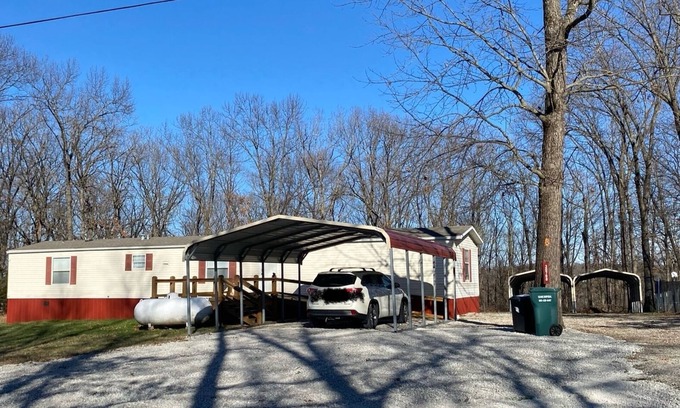 Warsaw Casa | Quiet home near Berry Bend boat ramp with carports