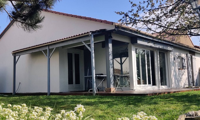 Cernay-la-Ville Casa | Quiet house 5 minutes from Les Vaux de Cernay, garden + private parking
