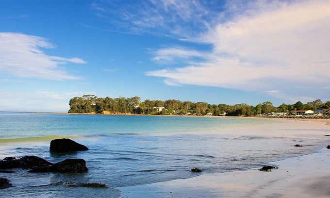 Batehaven Casa | Quiet House, amongst spotted gum trees, just minutes from beaches & shops.
