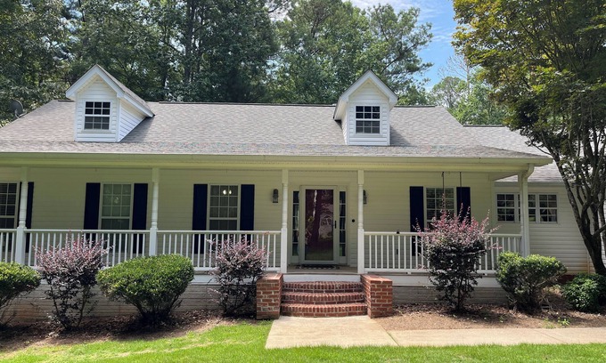 Newnan Casa | Quiet house with huge pool