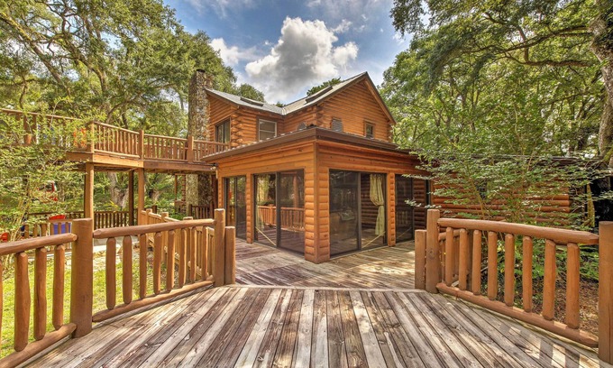 Inverness Cabina | ¡NUEVO! Quiet Inverness Log Cabin w / Deck amueblado!