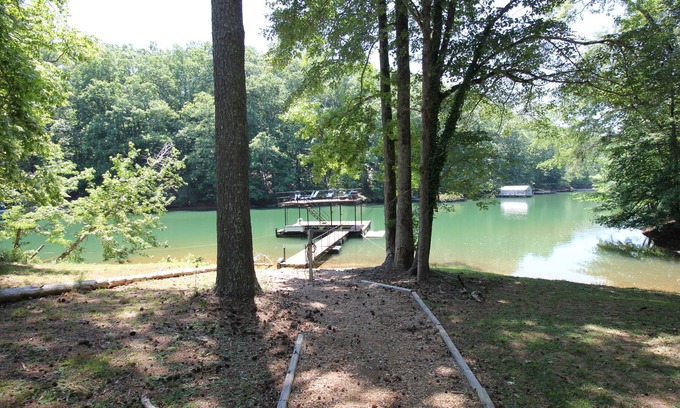 Gainesville Casa | Quiet lake cove home with single slip dock