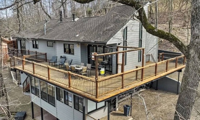 Rogers Casa | Quiet Lake Front House that is close to Downtown Rogers AR