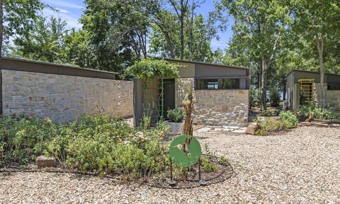 Malakoff Cabaña | Lakeside Bliss: Modern Cottage w/ Pickleball, Pool, Fishing, Relaxing & more!