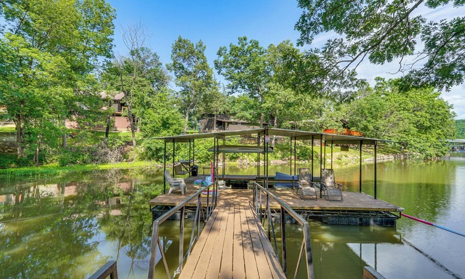 Camdenton Cabina | Quiet Lake of the Ozarks Cabin w/Dock + Gazebo!