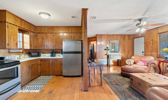 Gun Barrel City Cabaña | Quiet Lake View Cabin*Get away and relax!