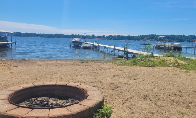Brighton Casa | Quiet lakefront home on Ore Lake, 25 minutes to the Big House, Michigan Stadium