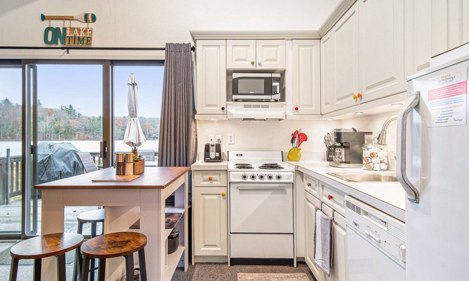 Gaylord Chalet De Esquí | Quiet Lakefront Home with Great Amenities and near Winter Activities