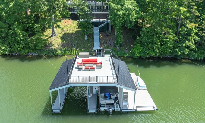 Blairsville Casa | Quiet Lakefront. HUGE 5/3. Deep Water. Pontoon boat available.