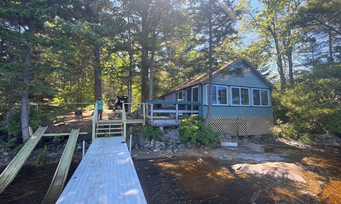 Penobscot Cabina | Cabaña acogedora junto al lago para mascotas situada en pinos enormes