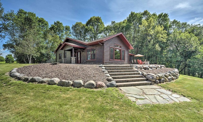Siren Cabina | Quiet Lakeside Cabin: Patio & Stunning Views!