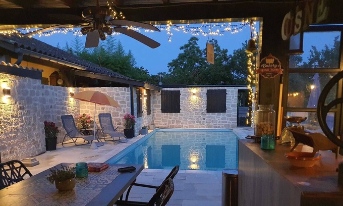 Montfermier Casa | Tranquila gran casa de vacaciones independiente para 6 personas con piscina