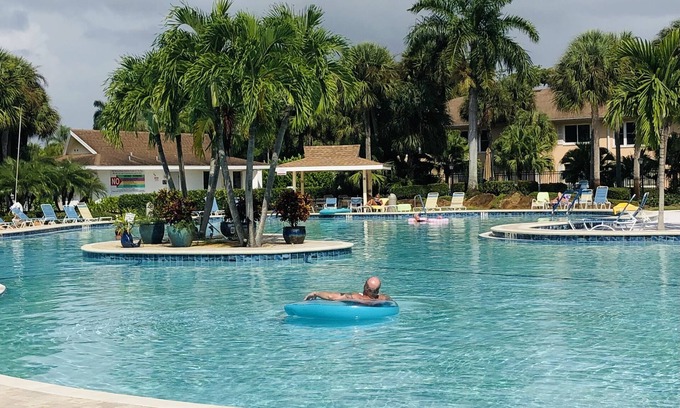 East Naples Condominio | Quiet lovely 2-bed/bath condo in central Naples!