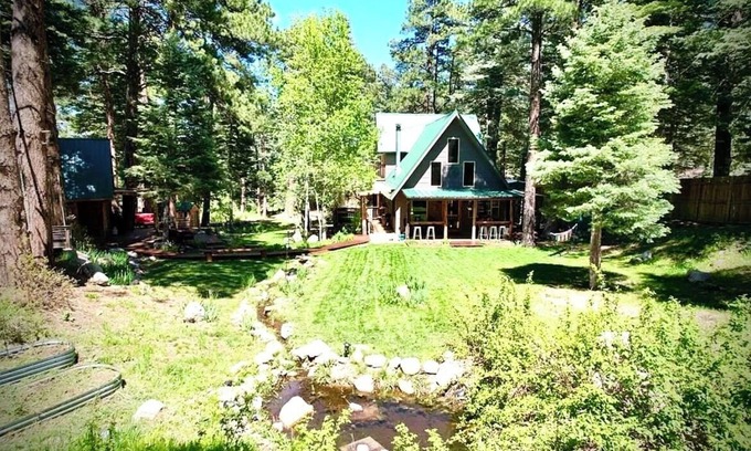 Rye Cabina | Quiet luxury 3 bedroom mountain cabin with year round beauty and spring