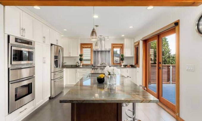 Dundarave Casa | Quiet Modern Dundadrave Oasis