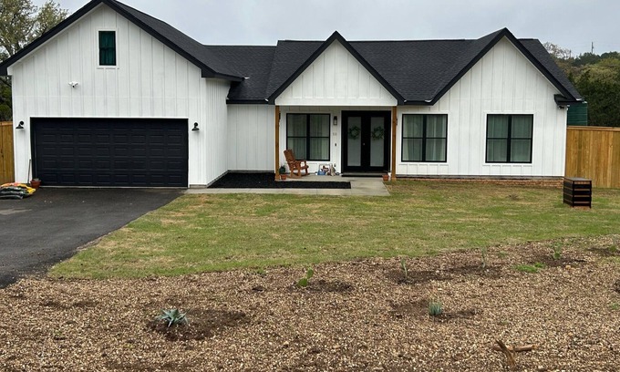 Bergheim Casa | Quiet modern farmhouse, heart Texas Hill Country, min from the Guadalupe River..