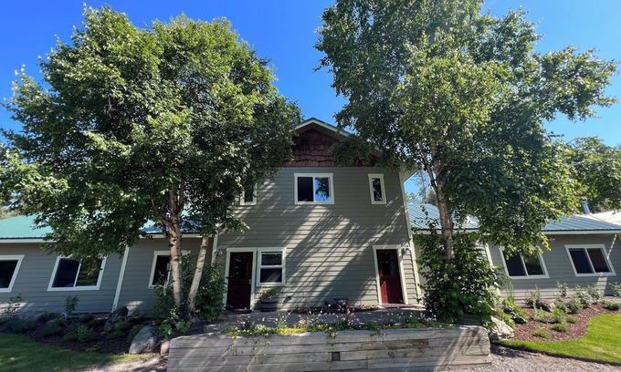 West Glacier Cabina | Quiet, multi-family large home only 4 miles from Glacier National Park Sleeps 16