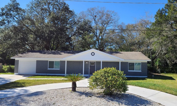 Lake Magdalene Casa | Quiet Neighborhood and close to all Tampa offers