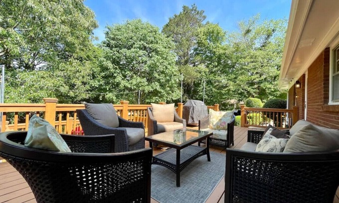 Buford Casa | Quiet neighborhood, complementry lake access