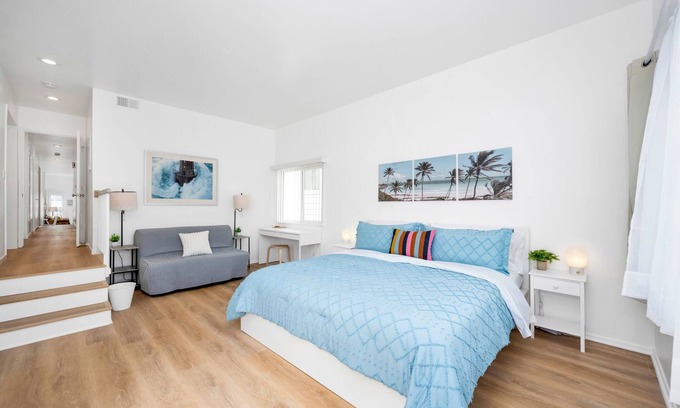 Newport Shores Apartamento | Quiet Newport Home w/ 2 Kings/Office/Walk to Ocean