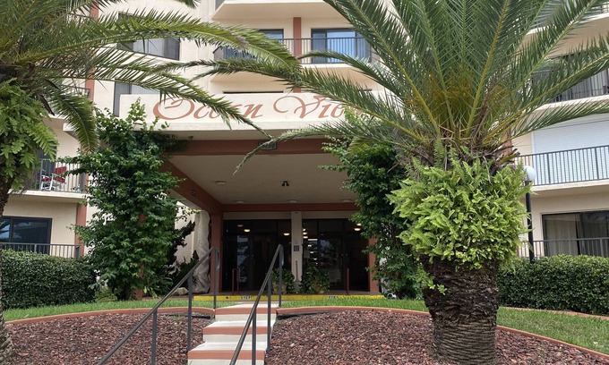 Flagler Beach Condominio | Quiet oceanfront condo with inter coastal water view. Pet friendly under 30 lbs