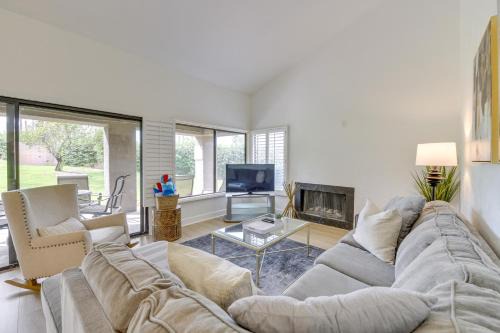 Palm Desert Apartamento | Quiet Palm Desert Condo Workspace and Pool Access!