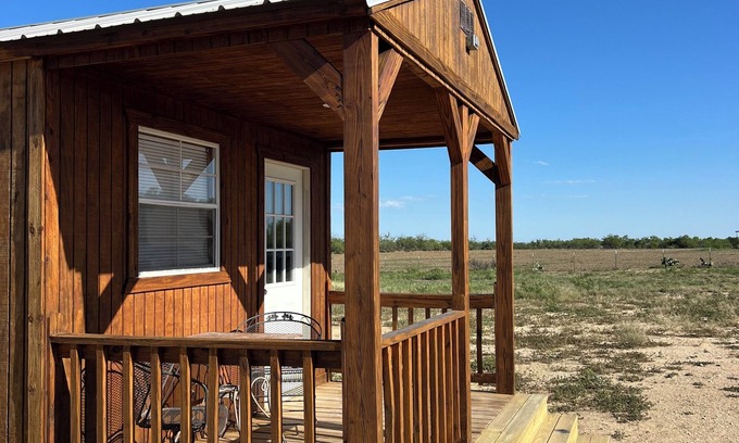 Carrizo Springs Cabina | Quiet, Peaceful centrally located pet friendly cabin