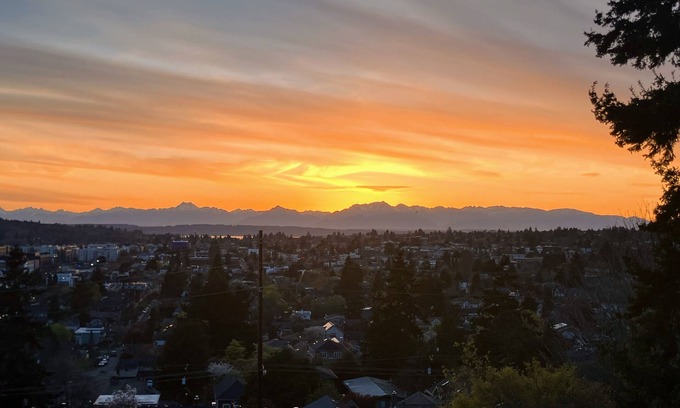 Phinney Ridge Apartamento | Quiet Phinney Ridge gem with view of Olympic Mountains and dedicated workspace