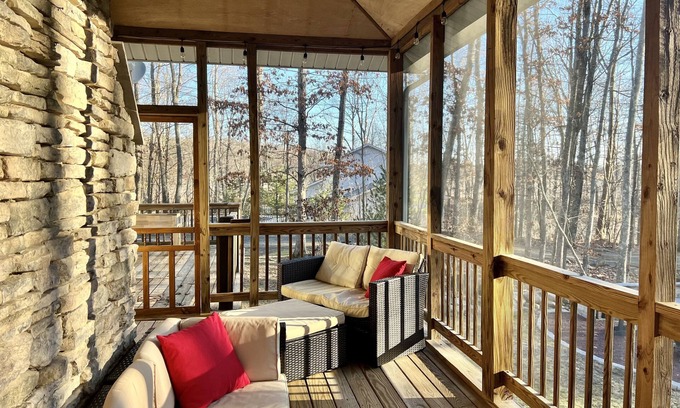 East Stroudsburg Chalet De Esquí | Quiet Poconos Chalet, Sleeps up to 12, Close to Skiing, Hiking, Wineries & More.