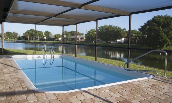 Venice Gardens Casa | Casa de la piscina tranquila con vistas a un lago - 7 minutos de la playa