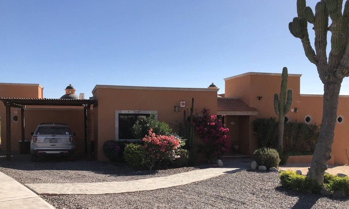 El Centenario Casa | Casa privada tranquila de nueva construcción de 2 dormitorios / 2 baños con piscina climatizada