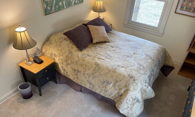 Cedar Falls Cama Y Desayuno | Quiet Private Room - Long Term Renters Welcome -