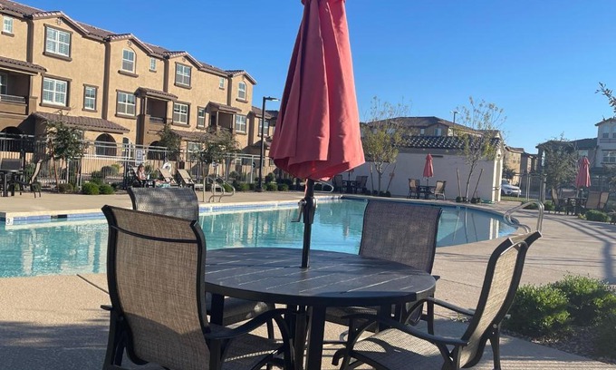 Chandler Casa | Quiet Private Room with Walk-in Closet, Pool, Grill
